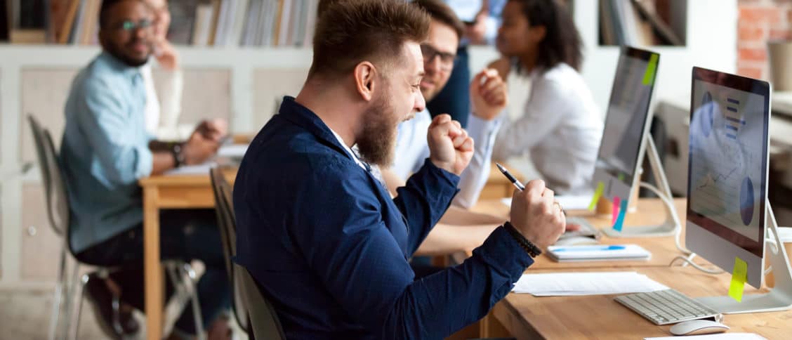 Un coworker exulte, il a réussi ses objectifs, bien choisir son espace de coworking est important