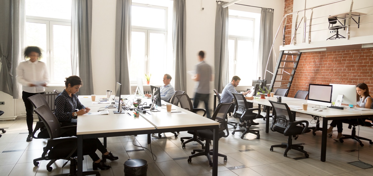 Un espace de coworking moderne et lumineux
