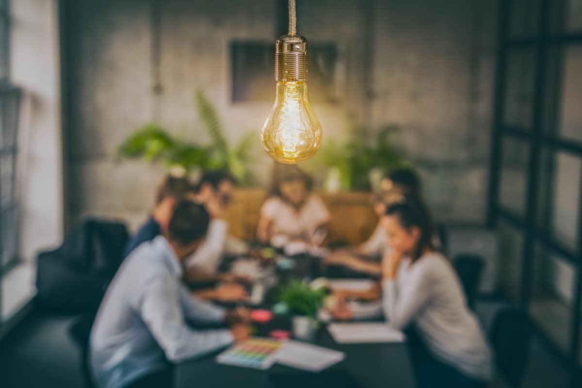 Lumière sur un brainstorming de coworking, avec différents coworkers