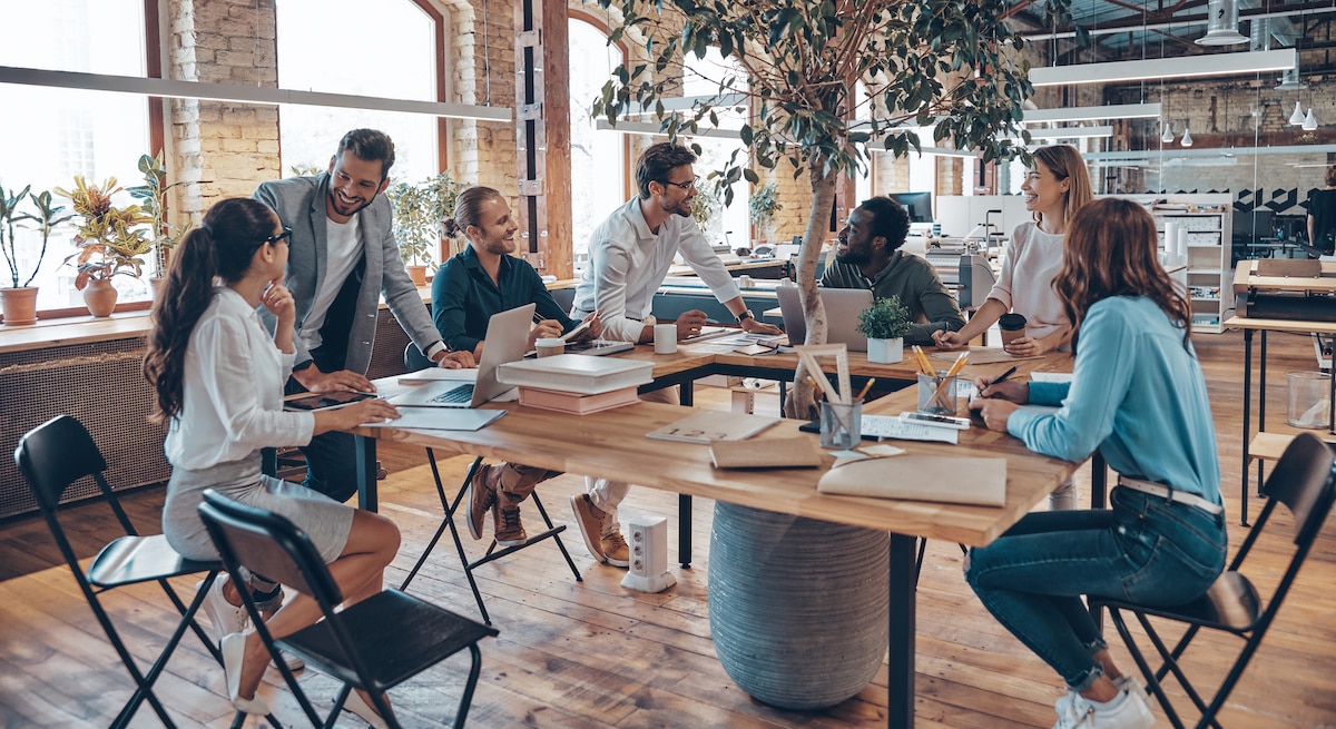 Le management doit se réinventer en flex office, des salariés autour d'un arbre, dans une réunion collaborative, un brainstorming 