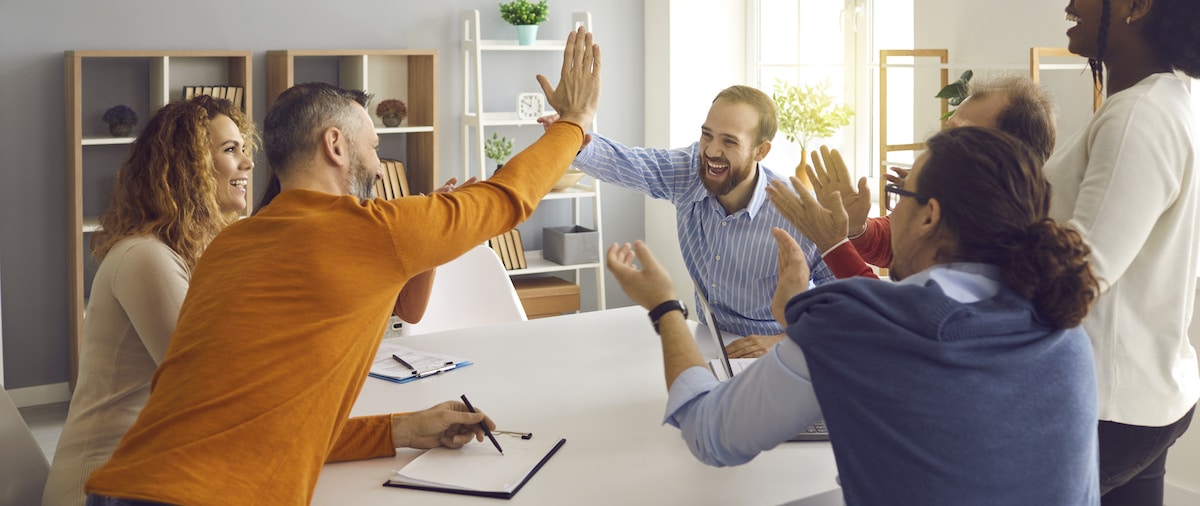 Une équipe soudée qui atteint ses objectifs, handcheck, les avantages du flex office