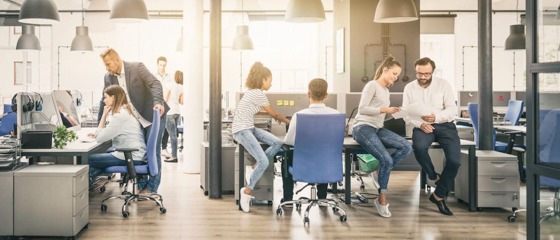 Quels sont les avantages du flex office, une équipe dynamique dans un espace de travail collaboratif et lumineux