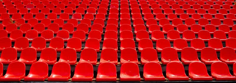 chaises rouges de gradins