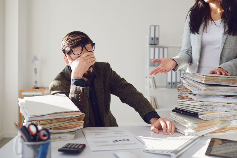 Employé qui se cache le visage et qui subi un harcèlement moral de sa supérieure