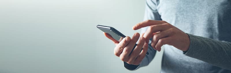 Personne qui tient un téléphone dans ses mains