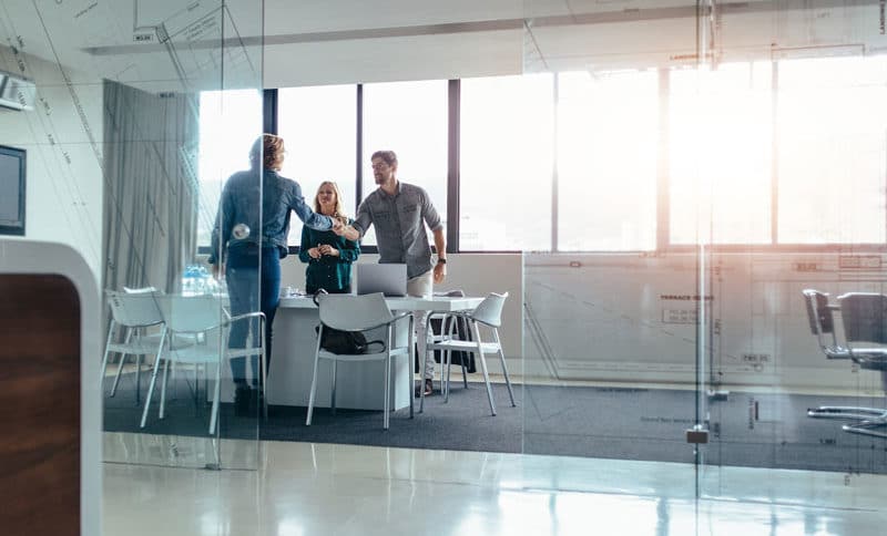 Professionnels s'installant dans une salle de réunion