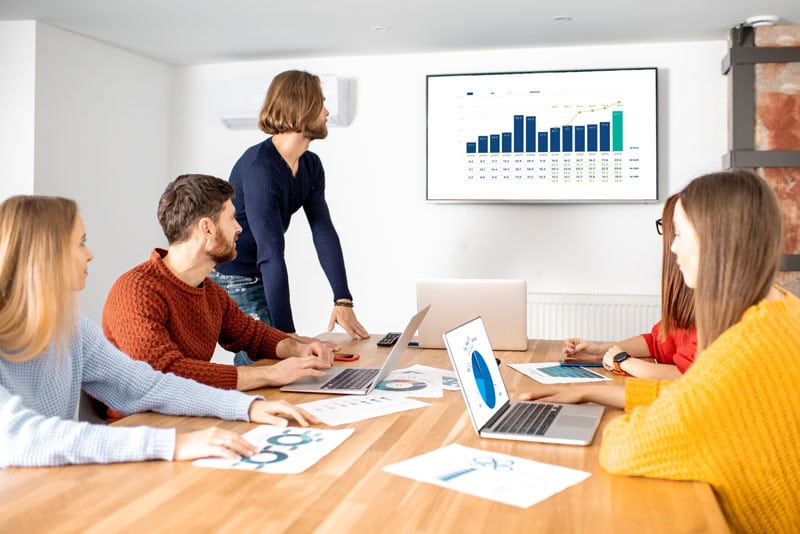 Collaborateurs travaillant dans une salle de réunion équipée