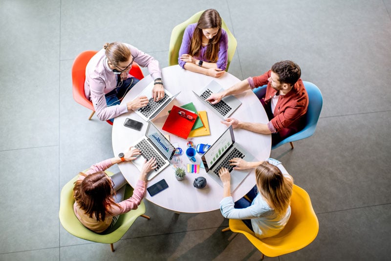 Réunion entre collaborateurs autour d'une table ronde