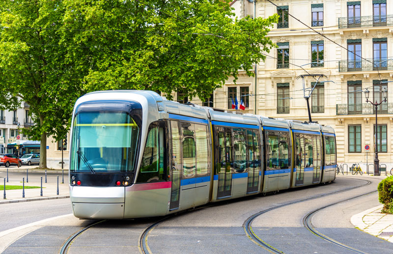 tram qui se déplace en ville