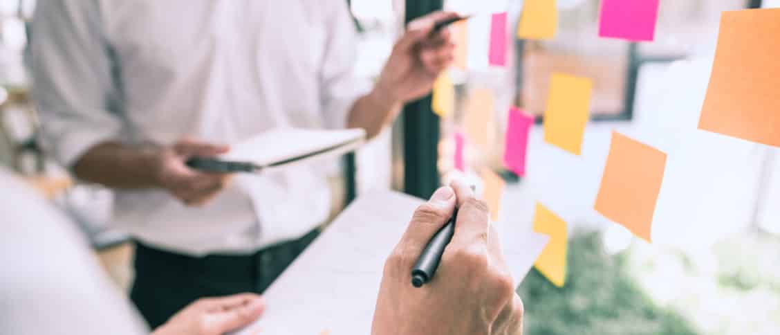 professionnels qui utilisent la technique du brainstorming