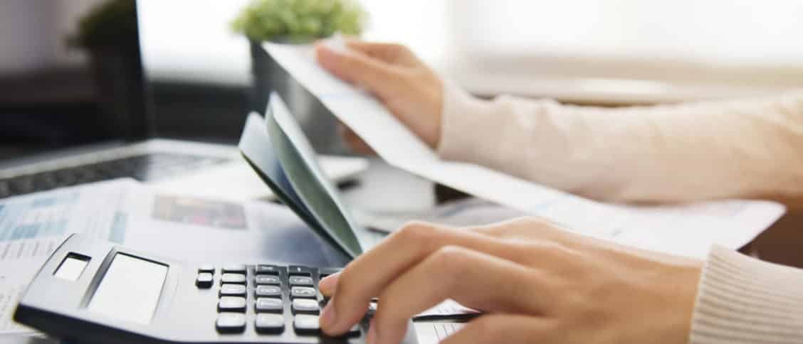 Personne qui utilise une calculatrice