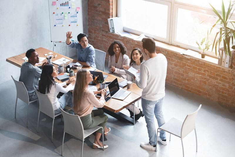 collaborateurs en train de faire une réunion