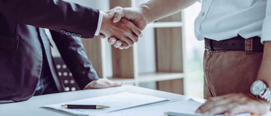 Deux professionnels qui se serrent la main à la suite de la signature d'un contrat