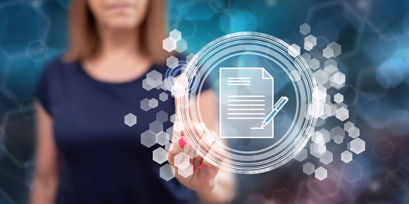 Femme qui pointe son doigt sur un document virtuel