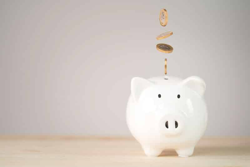 tirelire où des pièces entrent à l'intérieur