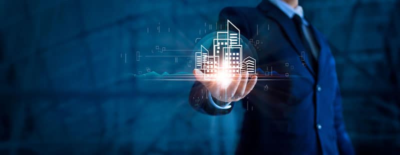 professionnel tenant dans sa main une illustration de bâtiments