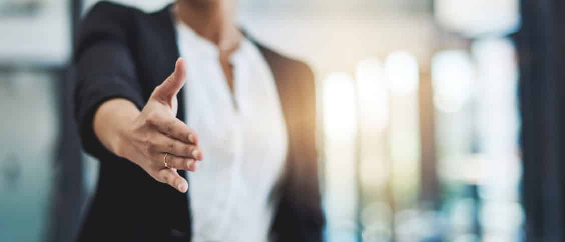 Femme qui tend sa main pour la serrer à quelqu'un