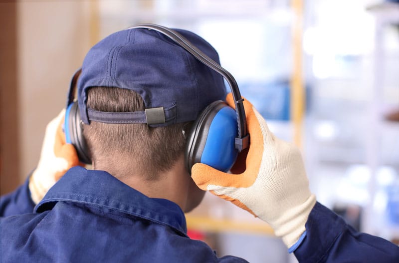 professionnel qui porte un casque pour éviter les nuisances sonores