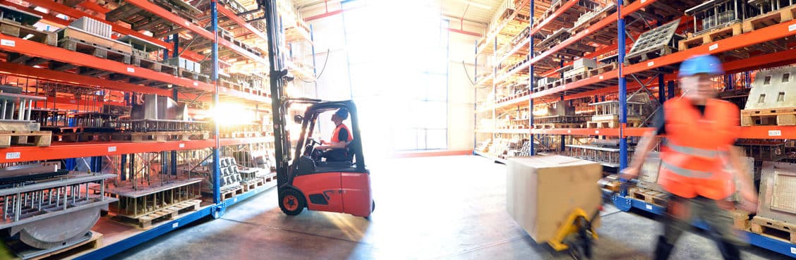 Salariés qui réalisent de la manutention