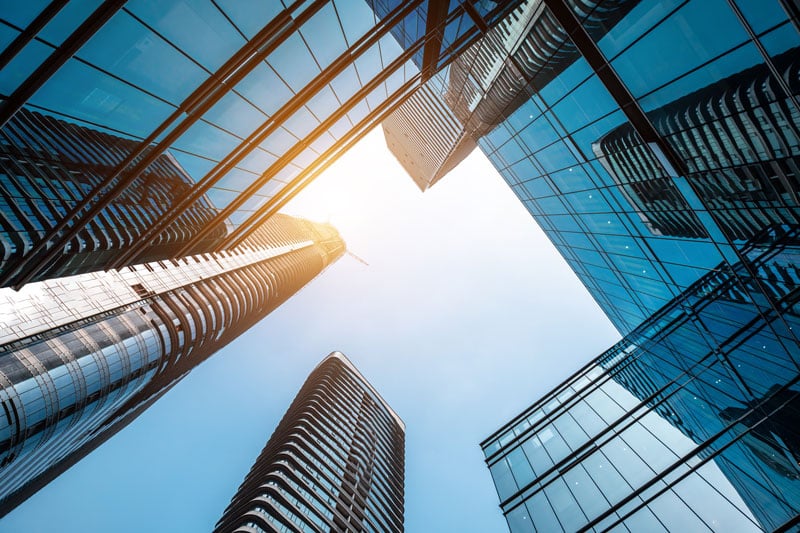 zoom sur des immeubles vus d'en bas