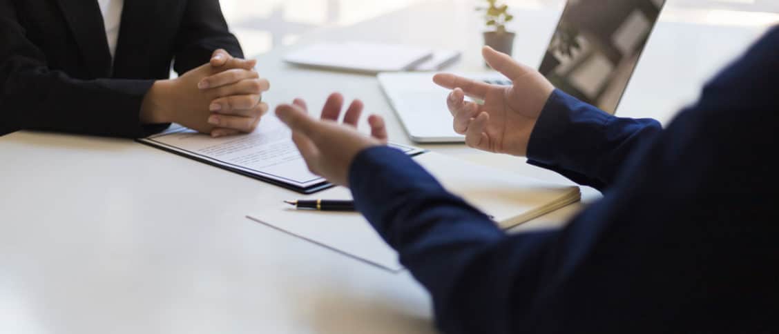 Échange professionnel entre deux personnes