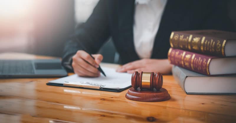 Professionnel de la justice qui rempli un document