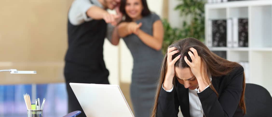 employés qui se moquent d'une collègue de travail