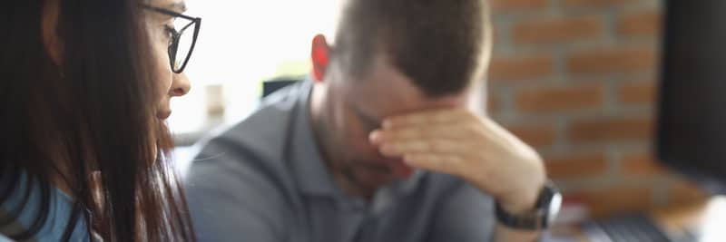 Employé qui a la tête baissée