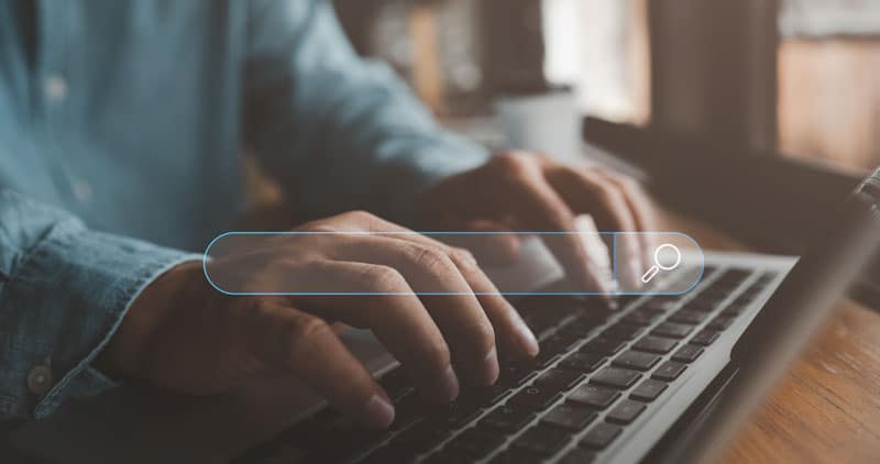 Personne qui effectue une recherche sur internet