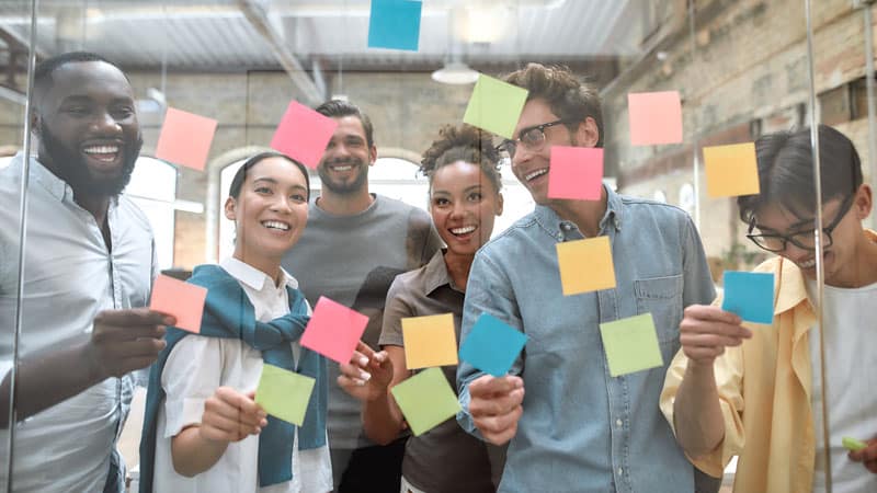 Collaborateurs qui réalisent un brainstorming