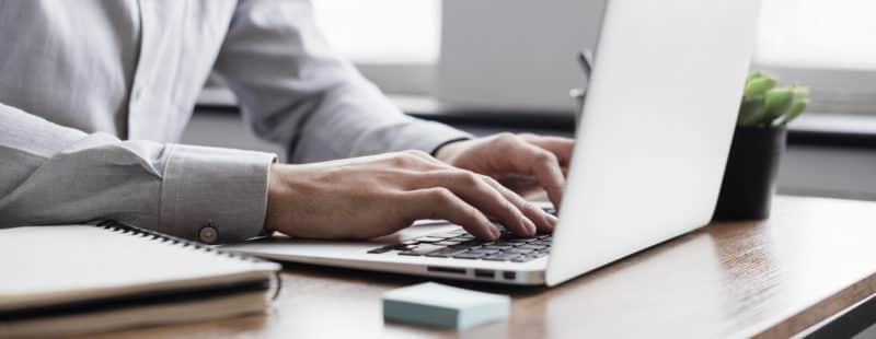 Personne qui utilise un ordinateur