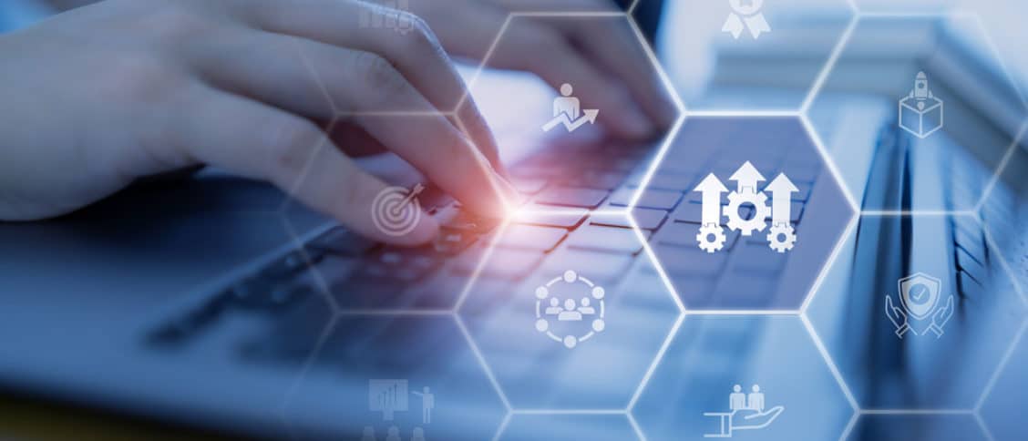 Professionnel qui utilise un ordinateur pour travailler