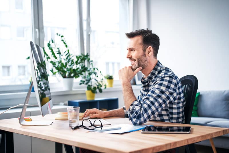 Homme qui utilise sur un ordinateur pour travailler