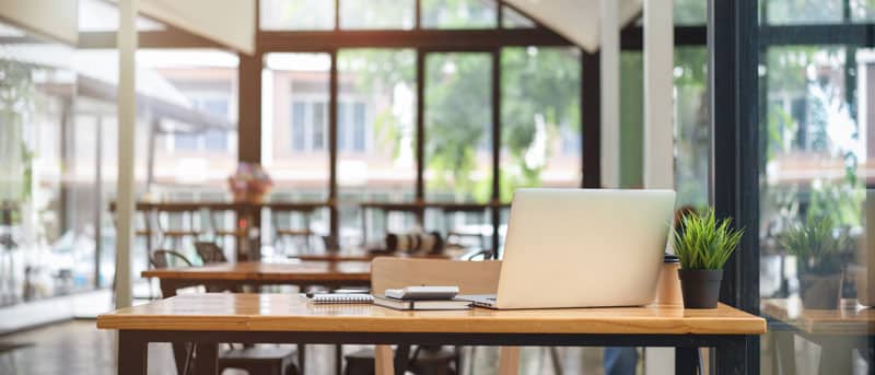Zoom sur un bureau dans un espace de coworking