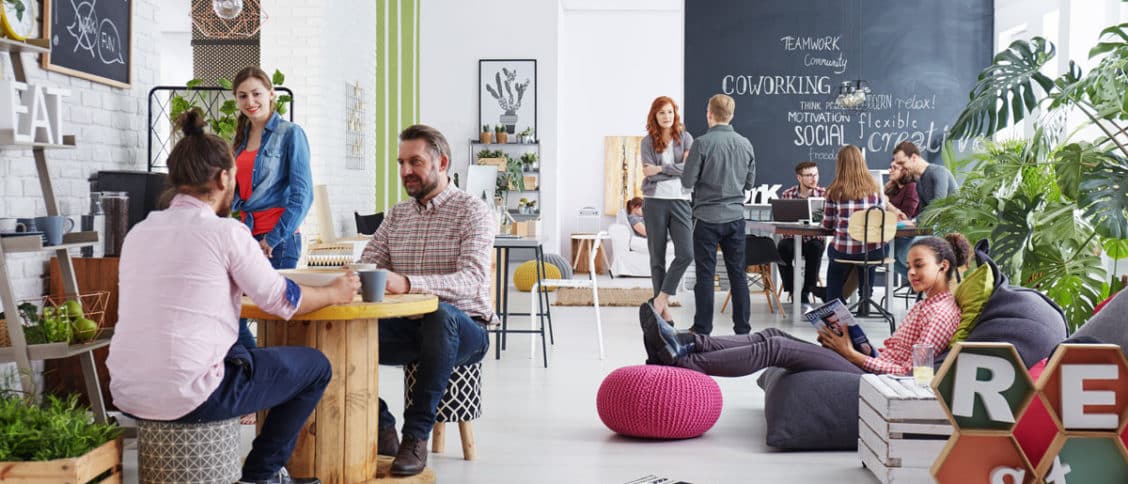 Zoom sur un espace de coworking animé