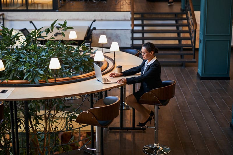 Personne qui est dans un espace de travail original