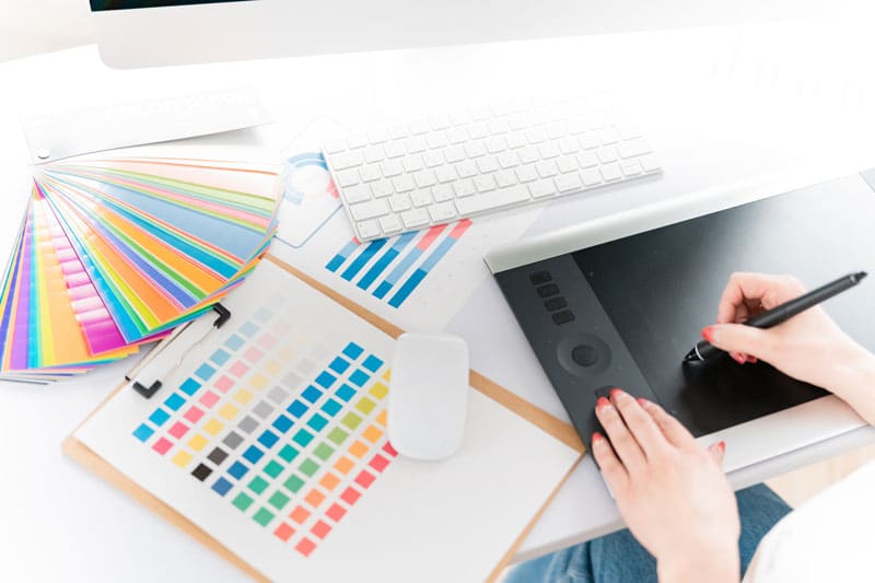 Personne qui sélectionne des couleurs pour un logo