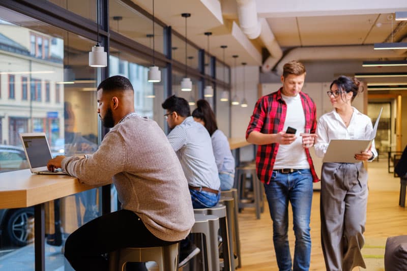 Personnes présents dans un espace de coworking