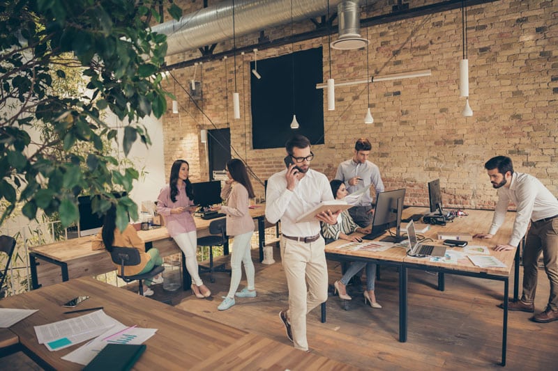 Coworkers présents dans un espace de coworking 