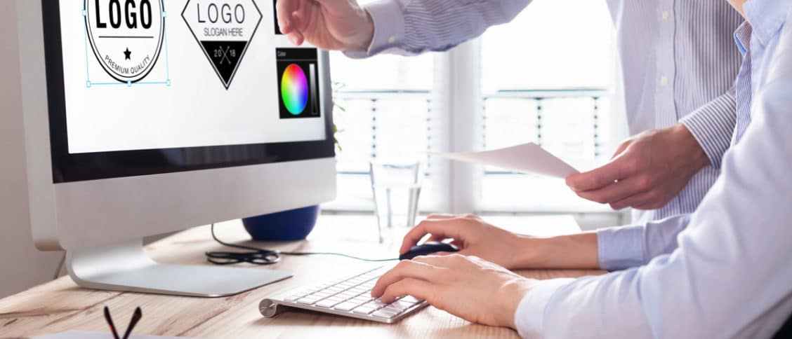 Zoom sur des personnes qui créent un logo