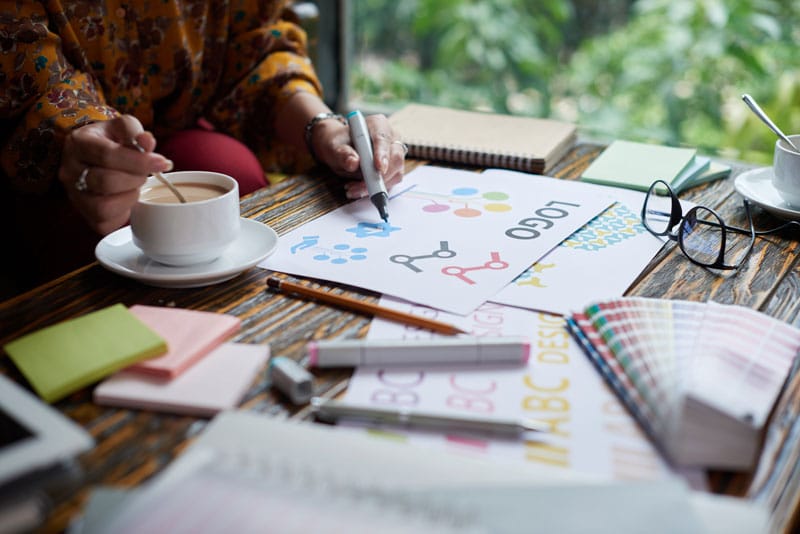 Personne qui crée un logo