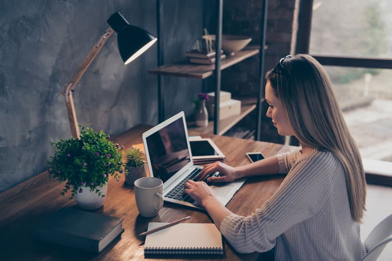 personne qui est en télétravail