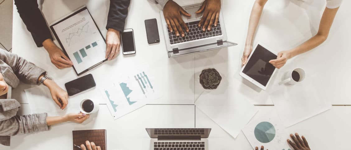 Collaborateurs qui travaillent tous ensemble