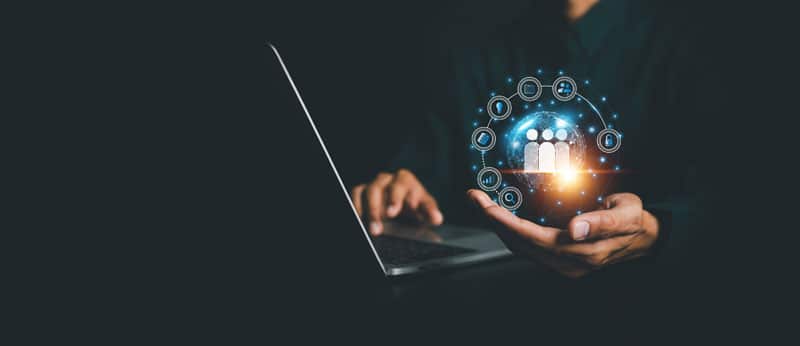 Zoom sur un professionnel qui utilise un ordinateur