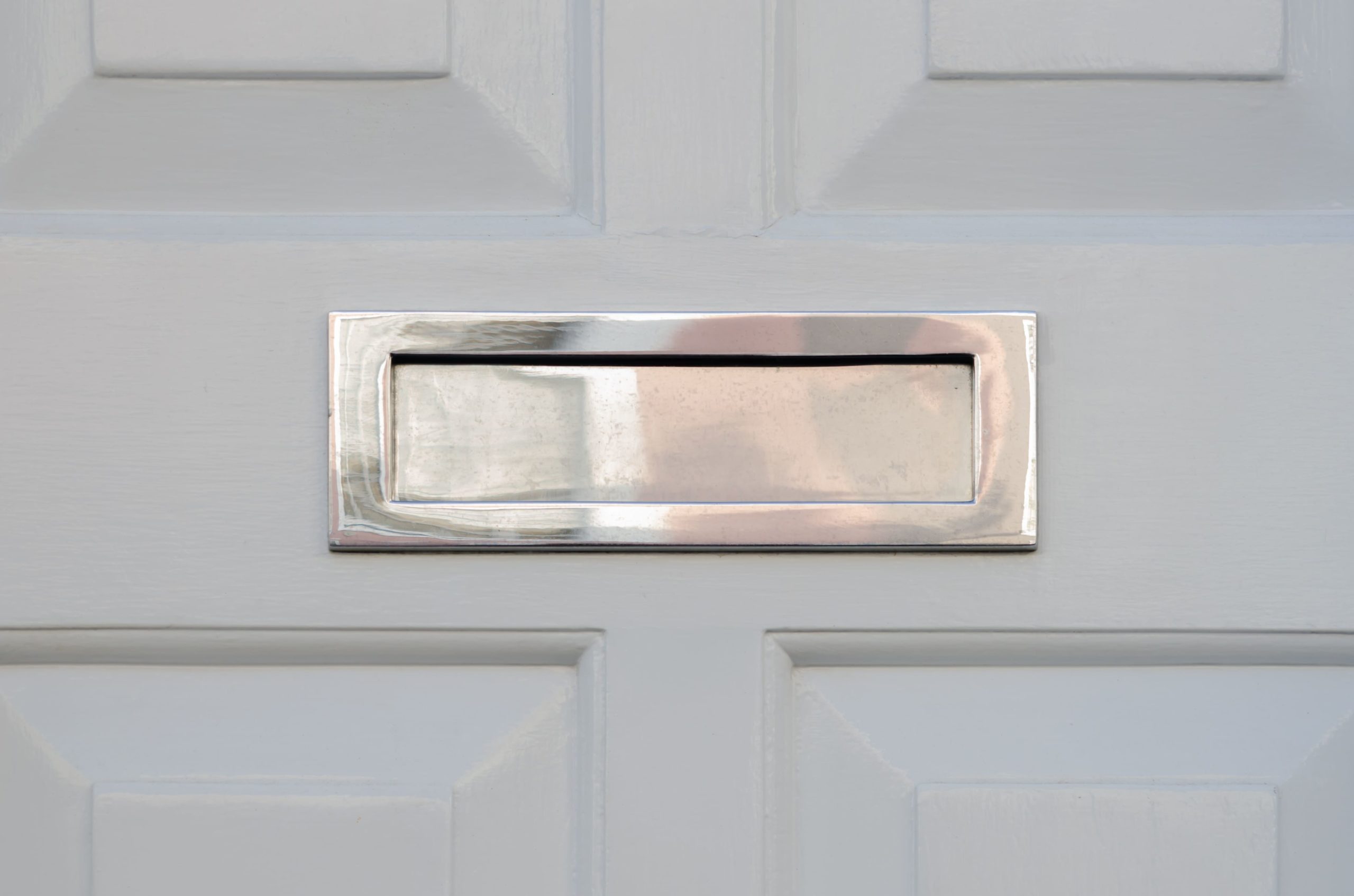 porte avec une fente pour réceptionner le courrier