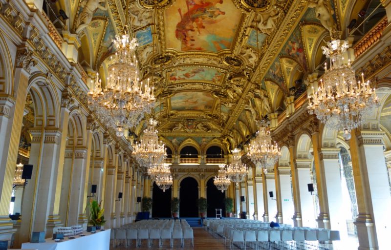 Conférence se tenant dans un château.
