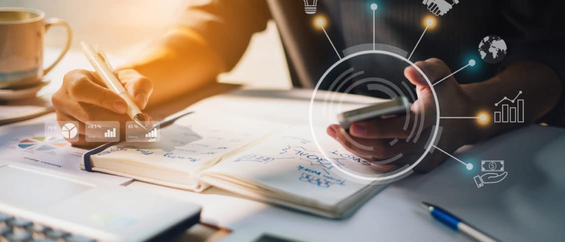 Personne réalisant la comptabilité de son entreprise à l'aide d'un logiciel.